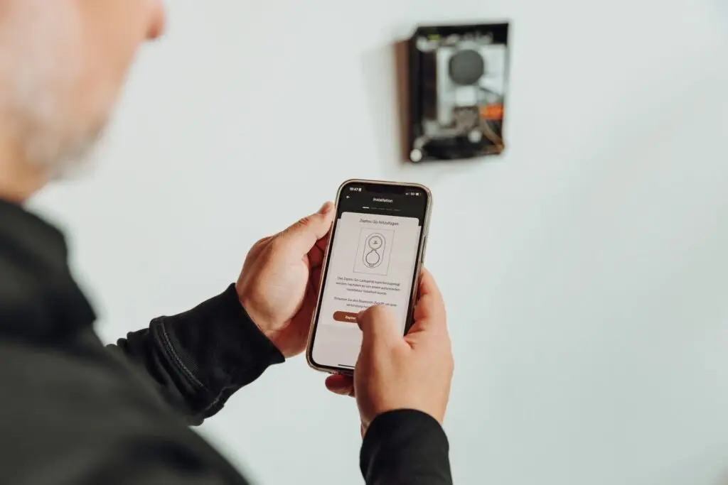 Monteur stelt een laadstation in.